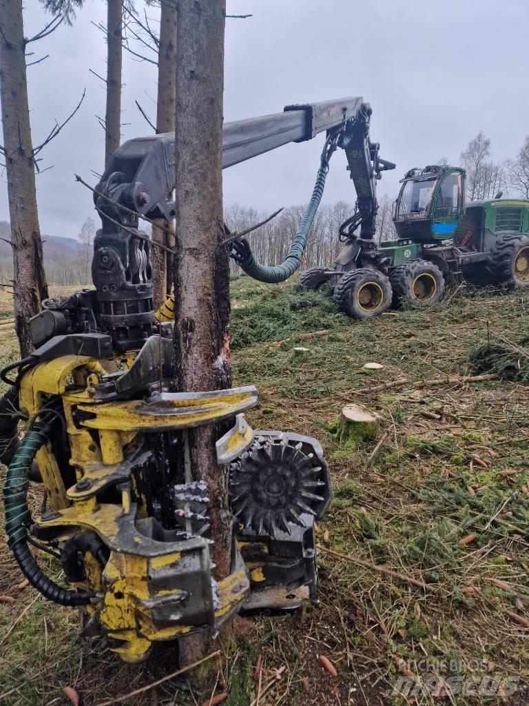 John Deere 1270 E Harvesterit