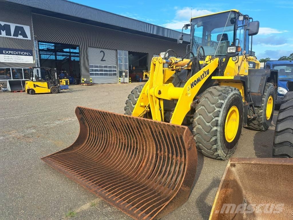 Komatsu WA 250-5H Pyöräkuormaajat