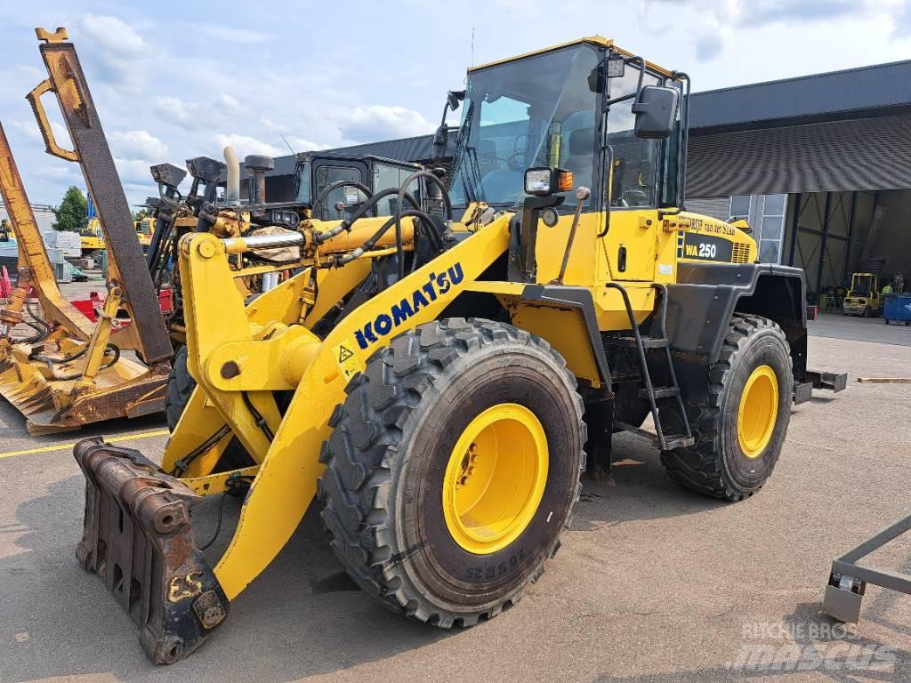 Komatsu WA 250-5H Pyöräkuormaajat
