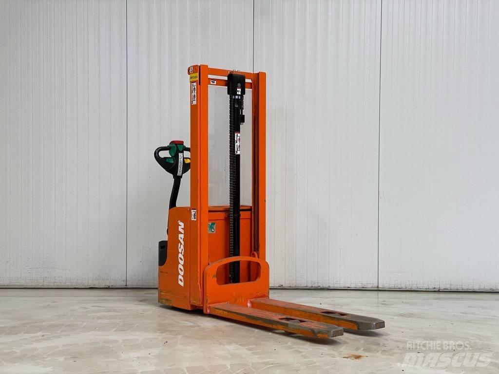 Doosan LEDS12.5C Käyden ajettavat pinoamistrukit