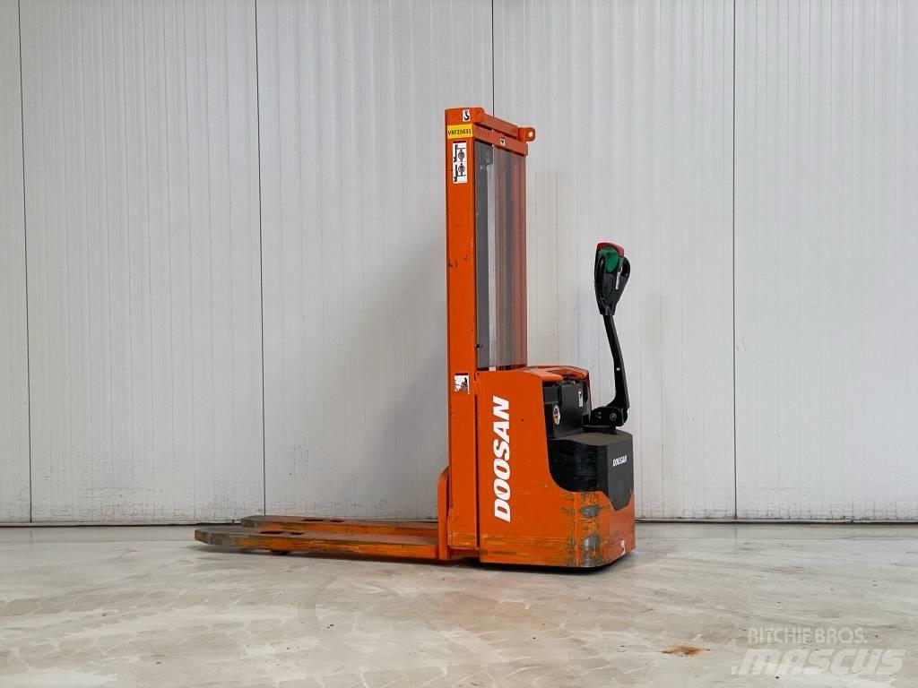 Doosan LEDS12.5C Käyden ajettavat pinoamistrukit