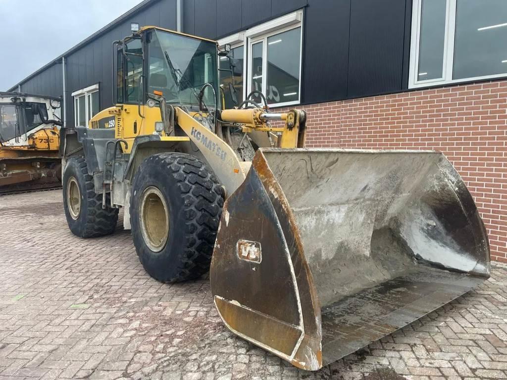 Komatsu WA250-5 Pyöräkuormaajat