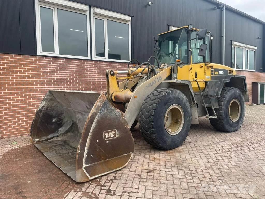 Komatsu WA250-5 Pyöräkuormaajat
