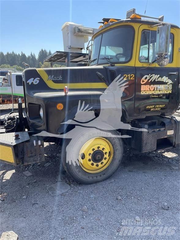Mack DM688S Vetopöytäautot