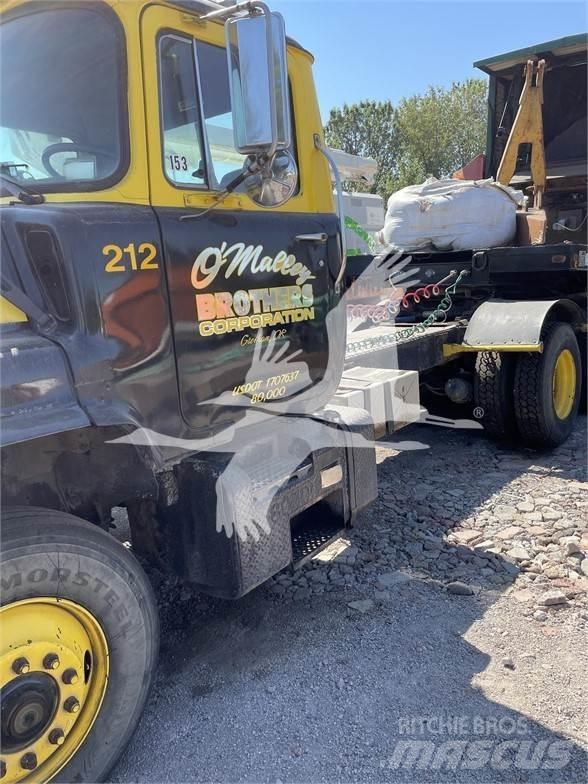 Mack DM688S Vetopöytäautot