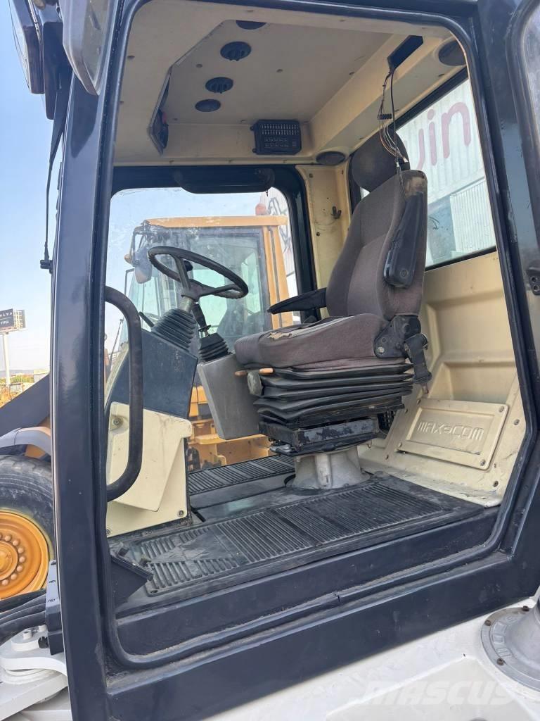  Max Com R712 Kumipyöräjyrät