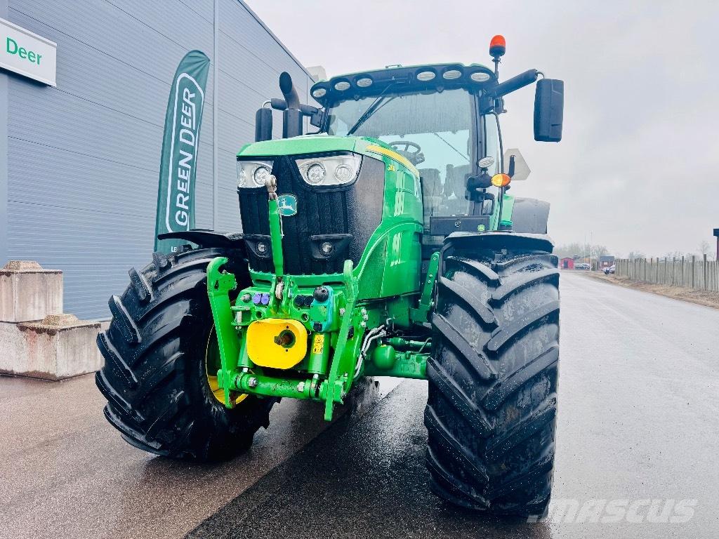 John Deere 6215 R Traktorit