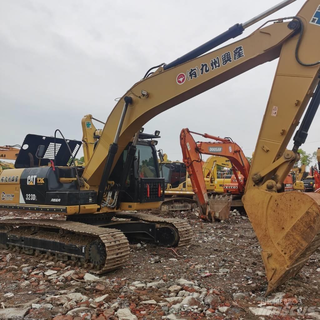 CAT 323DL Telakaivukoneet