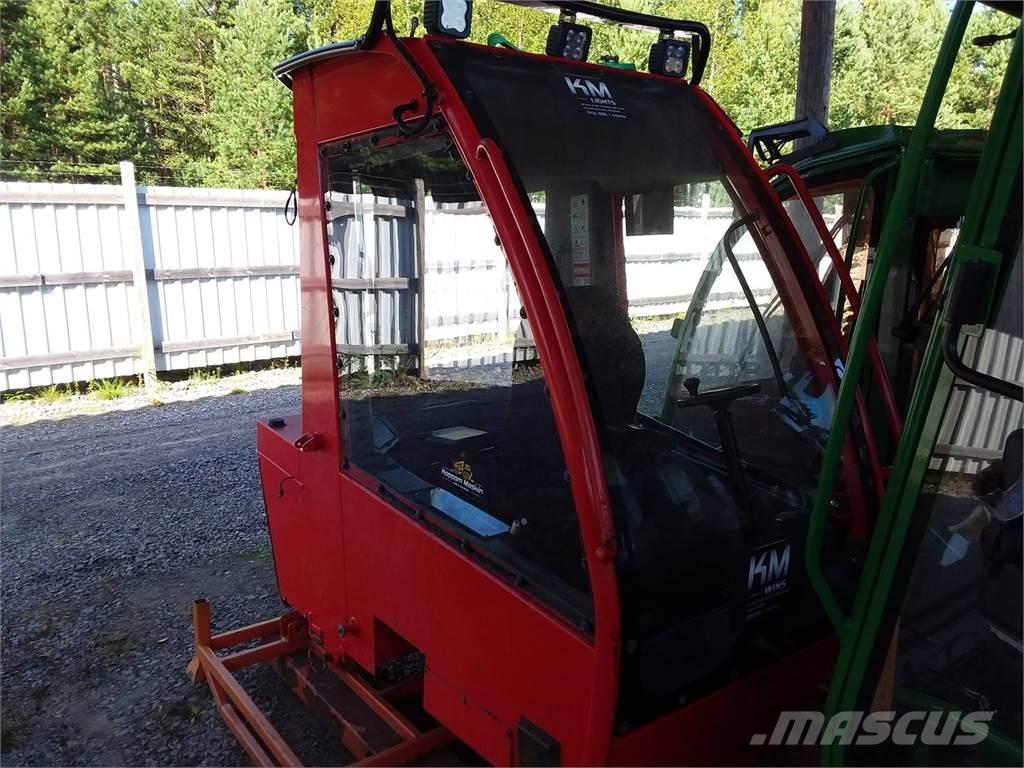 Komatsu 951 Ohjaamo ja sisusta