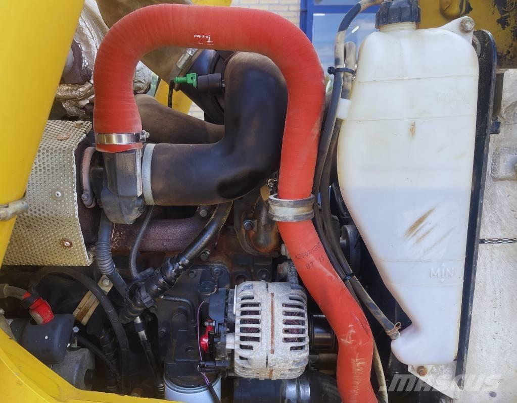 Komatsu WB 93 R-5 Kaivurikuormaajat