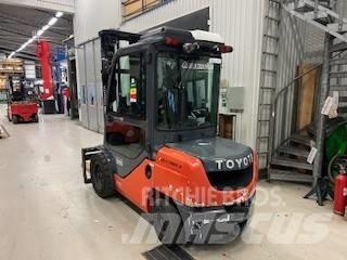 Toyota 02-8 FDJF 35 Dieseltrukit