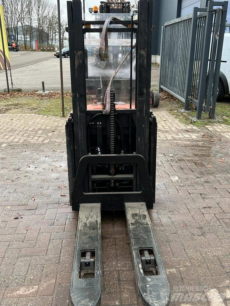 BT SPE 125 Käyden ajettavat pinoamistrukit