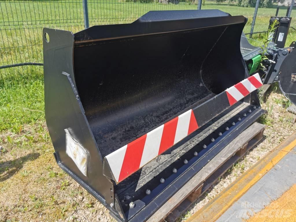 JCB Universals Puomit