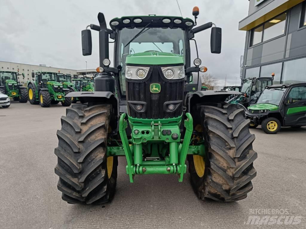 John Deere 6215 R Traktorit