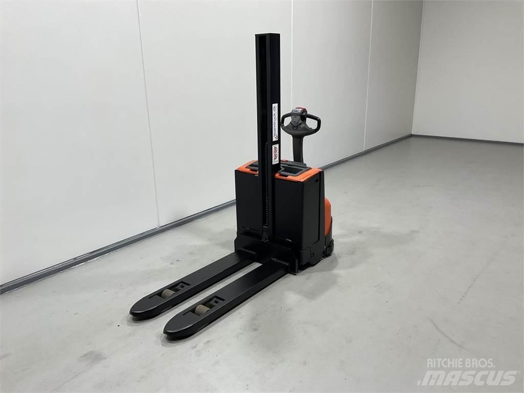 BT SWE080L Ajettavat pinoamisvaunut