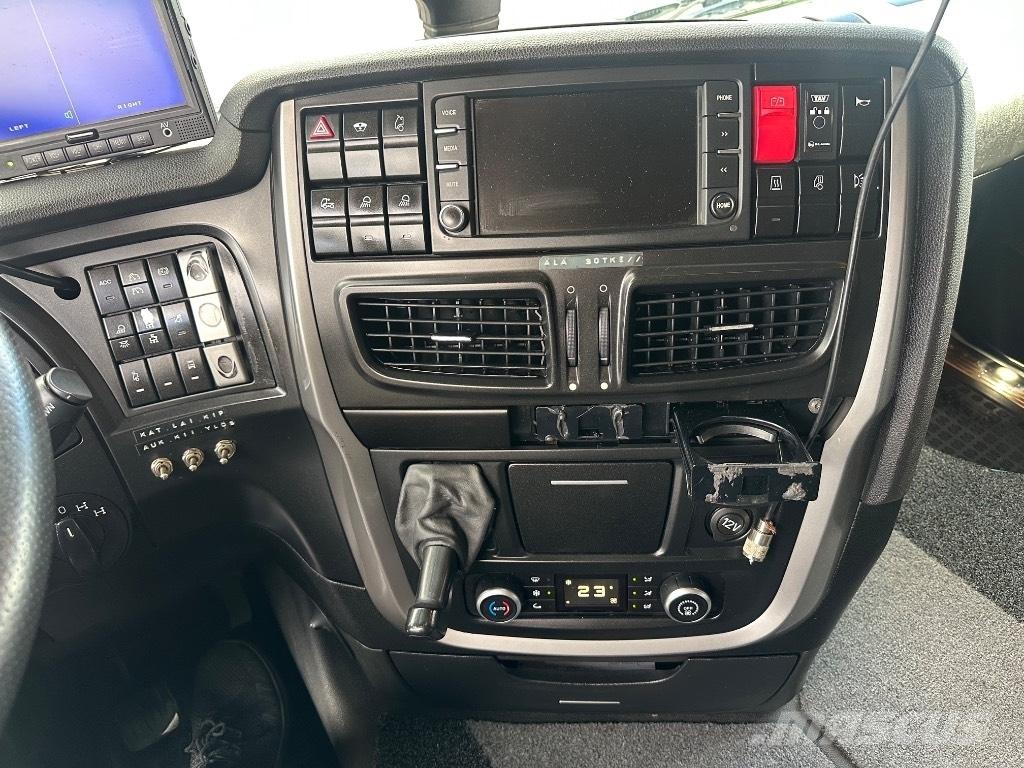 Iveco Stralis 8x4*4 Koukkulava kuorma-autot