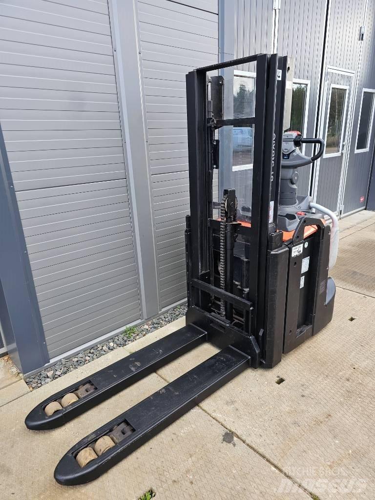 BT SPE 200 D 2500mm Käyden ajettavat pinoamistrukit