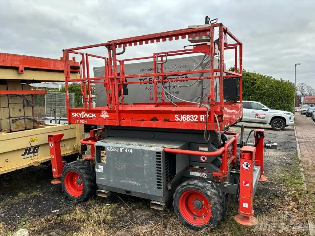 SkyJack SJ 6832 RT Saksilavat