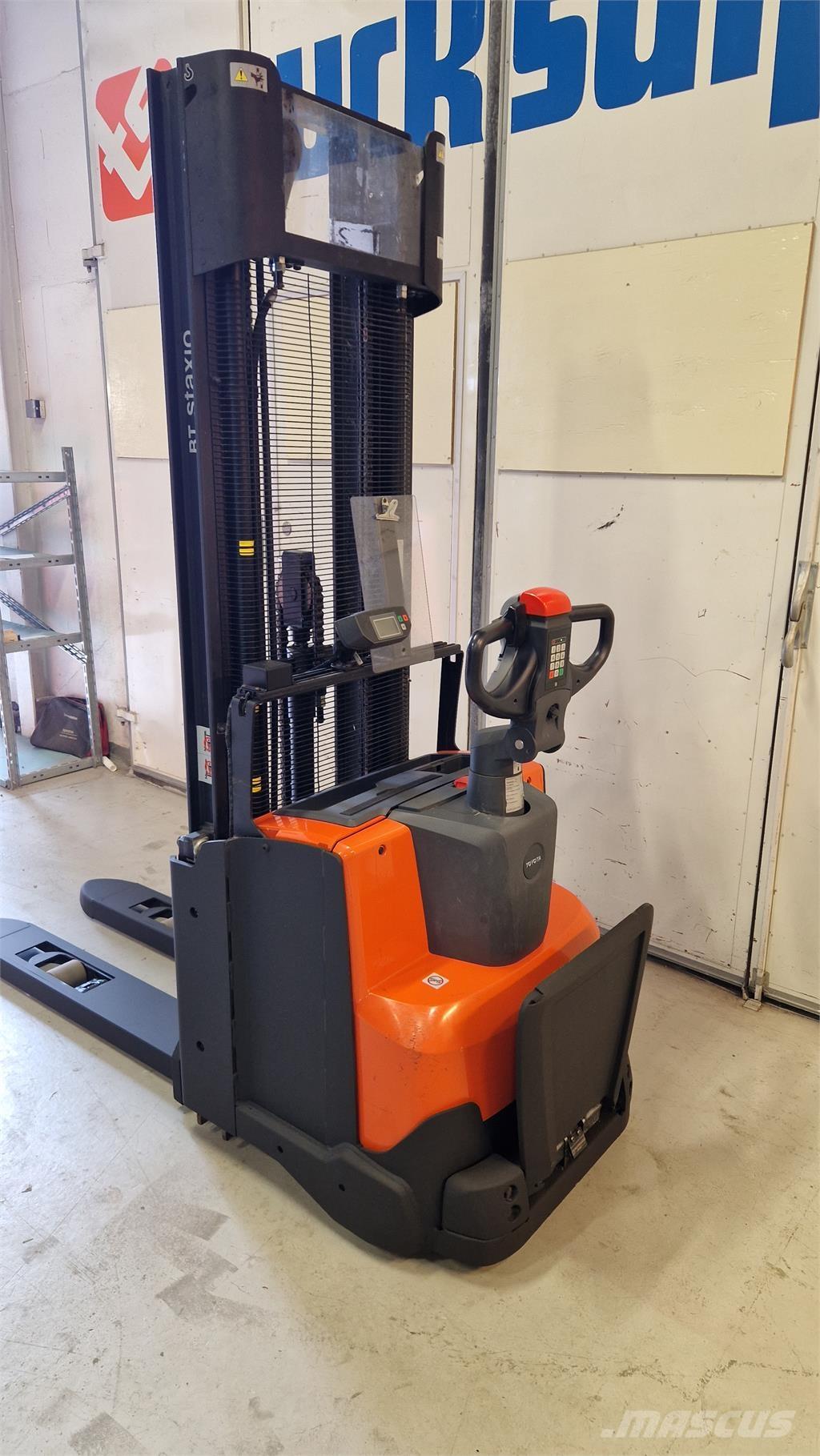 Toyota SWE140L Ajettavat pinoamisvaunut