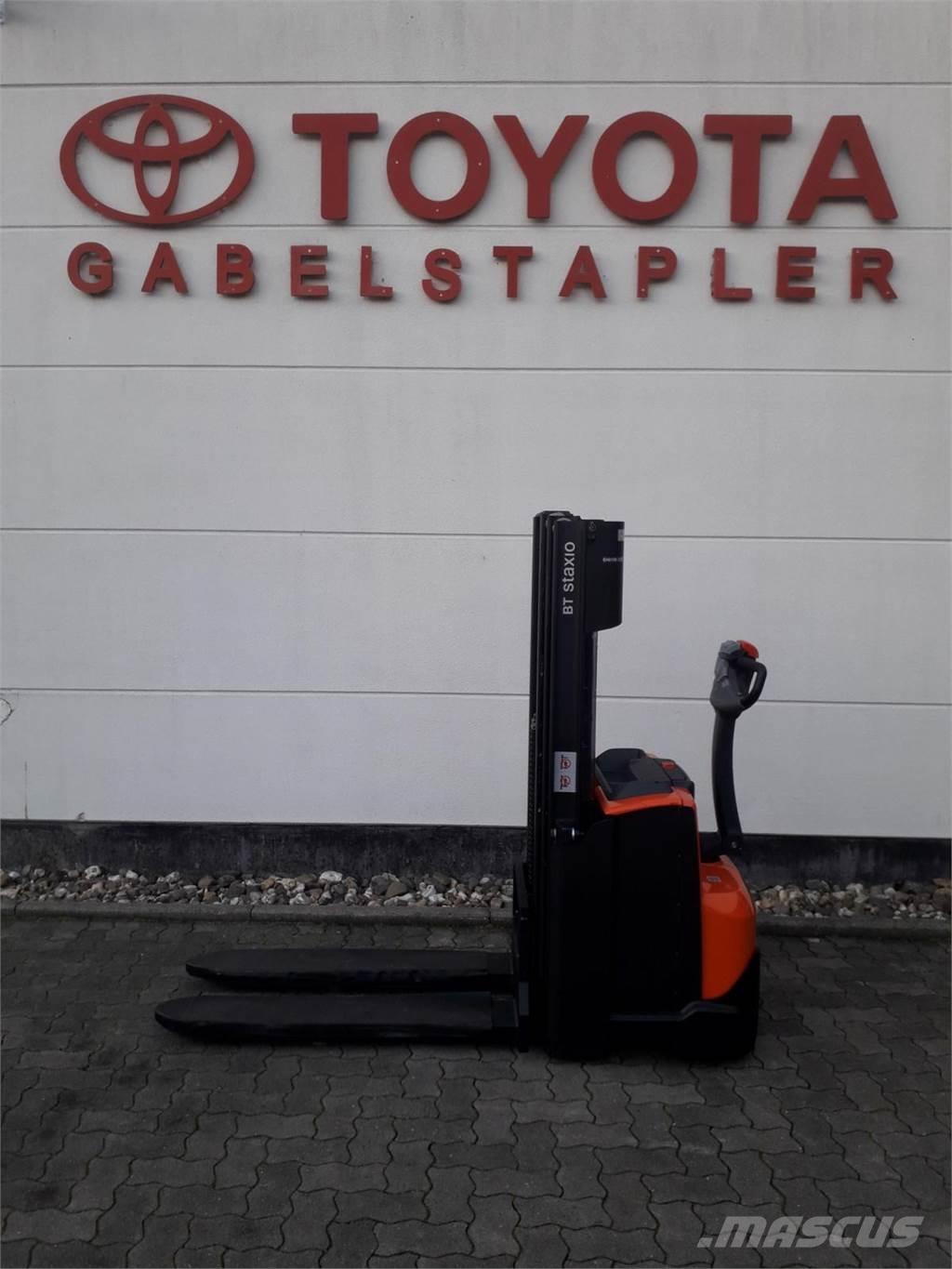 Toyota SWE120 Käyden ajettavat pinoamistrukit