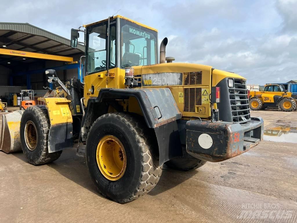 Komatsu WA 250-5H Pyöräkuormaajat