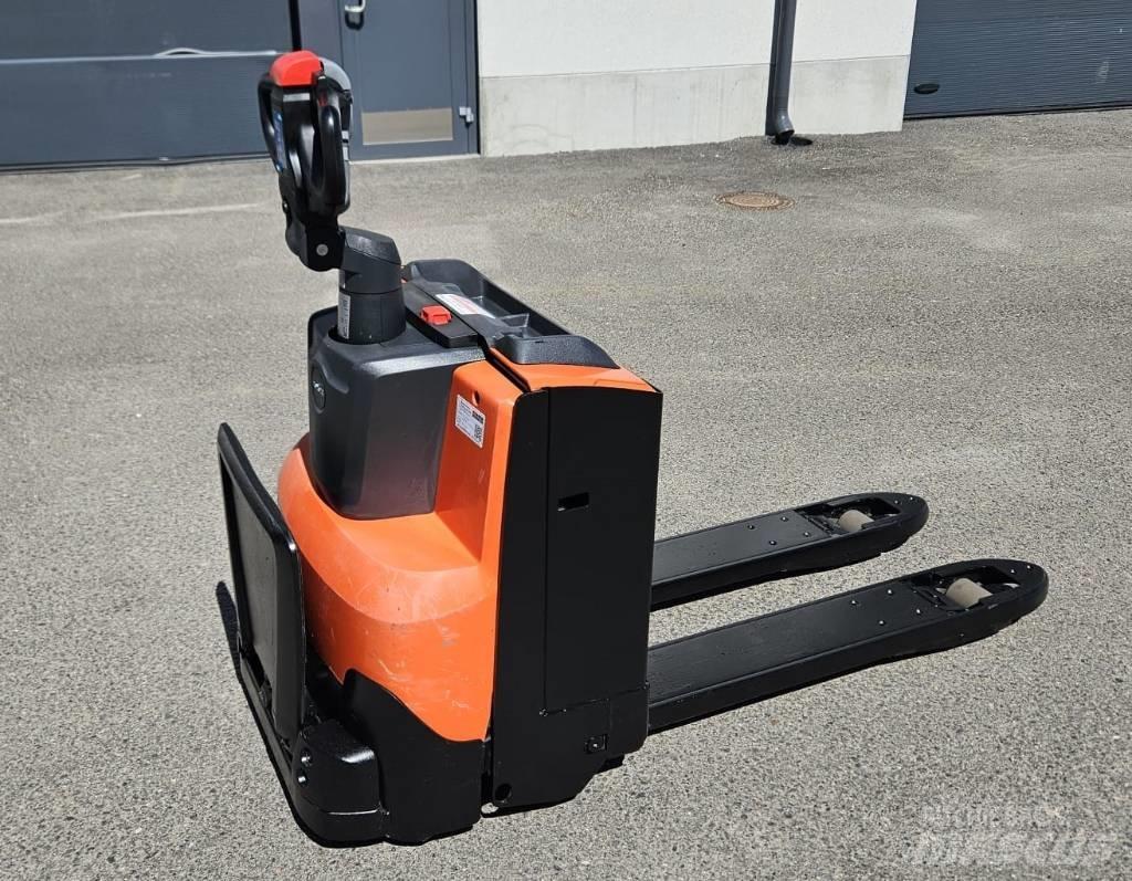 Toyota LWE 200 Lavansiirtotrukit ajotasolla