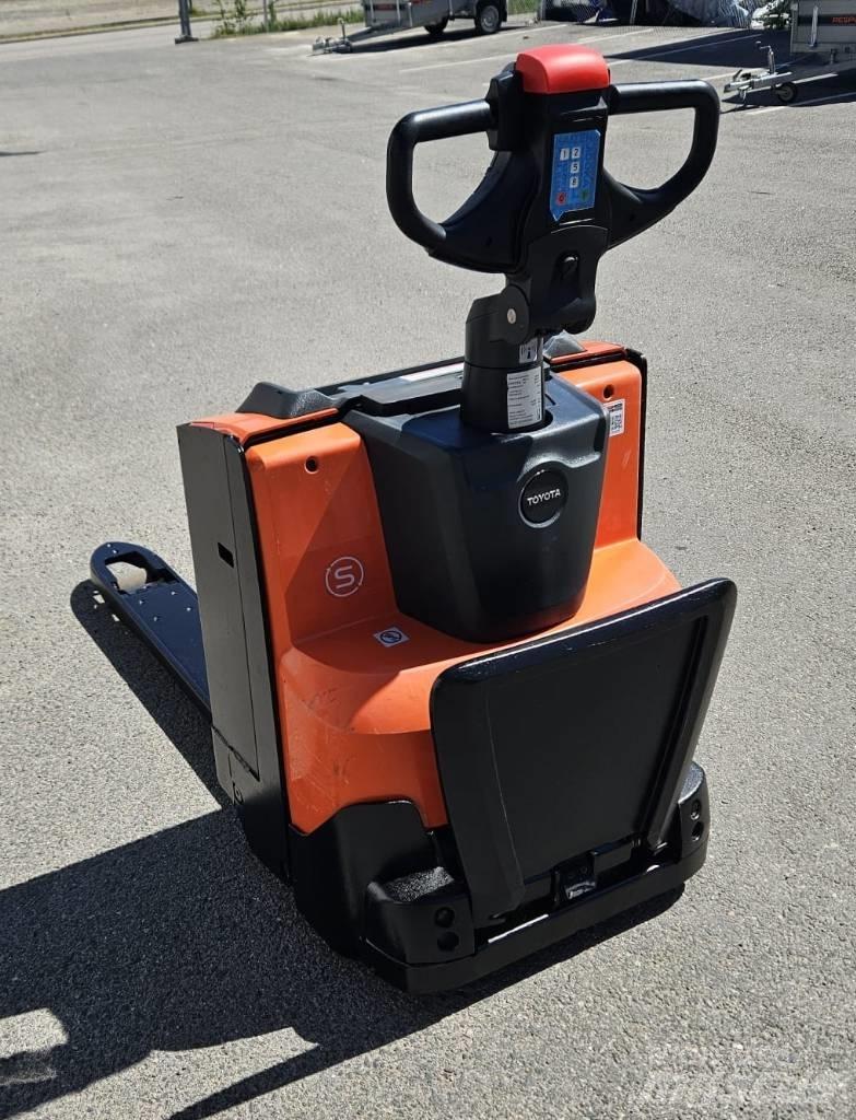 Toyota LWE 200 Lavansiirtotrukit ajotasolla