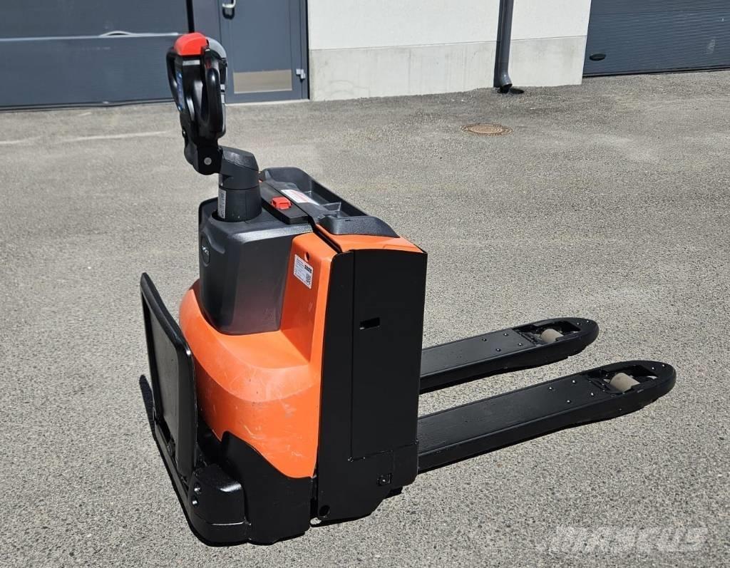 Toyota LWE 200 (myyty) Lavansiirtotrukit ajotasolla