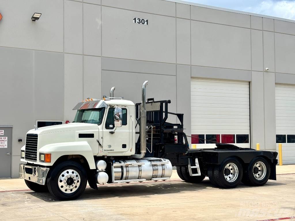 Mack CHU 613 Hinausautot