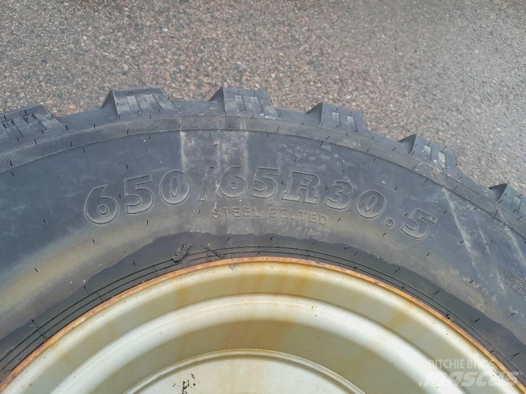 BKT 650/60R30,5 Hjul Renkaat ja vanteet
