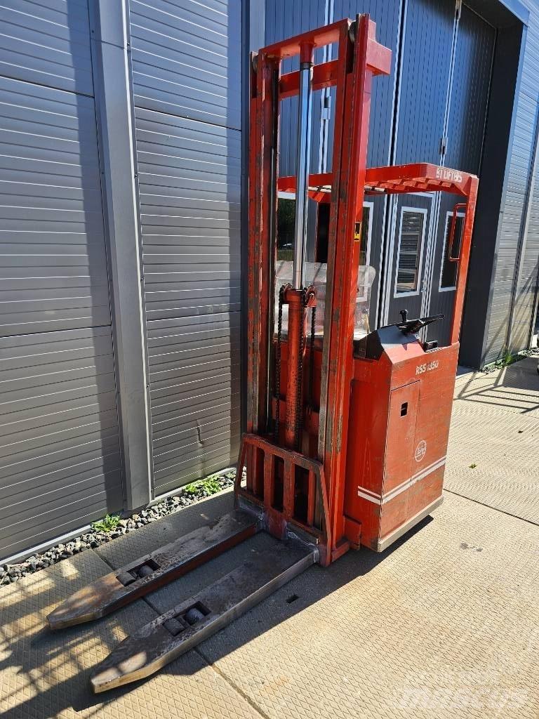 BT RSS 1350 Ajettavat pinoamisvaunut