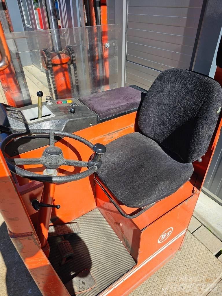 BT RSS 1350 Ajettavat pinoamisvaunut