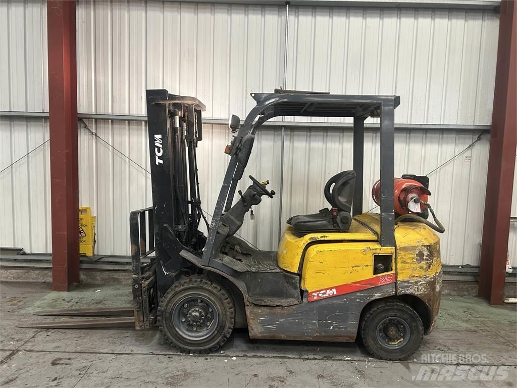 TCM FG25T3 Nestekaasutrukit
