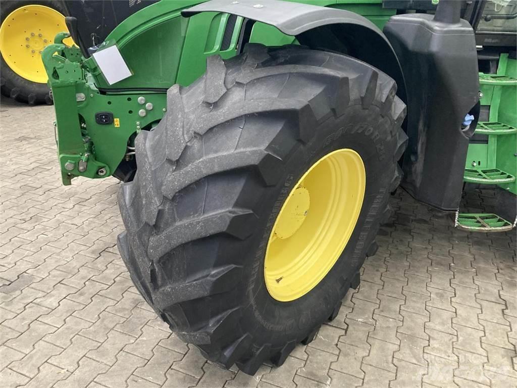 John Deere 6215R Traktorit