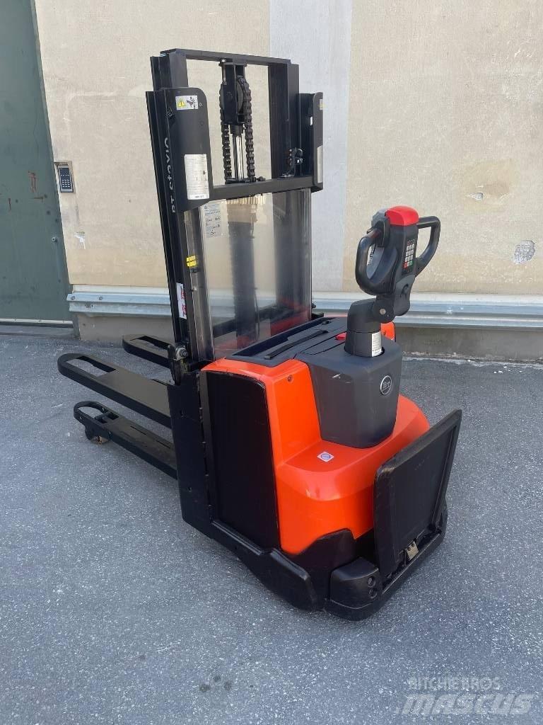 BT SWE200D Käyden ajettavat pinoamistrukit