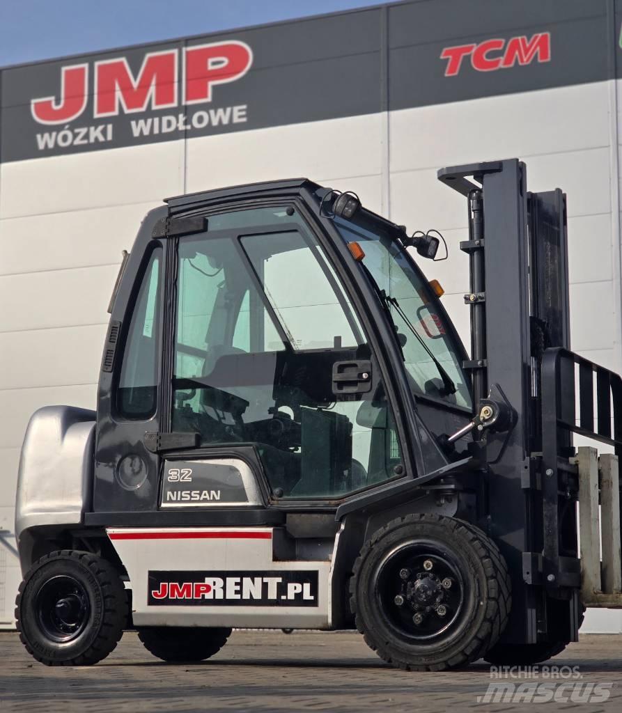 Nissan FGD02 A 32 Q Nestekaasutrukit