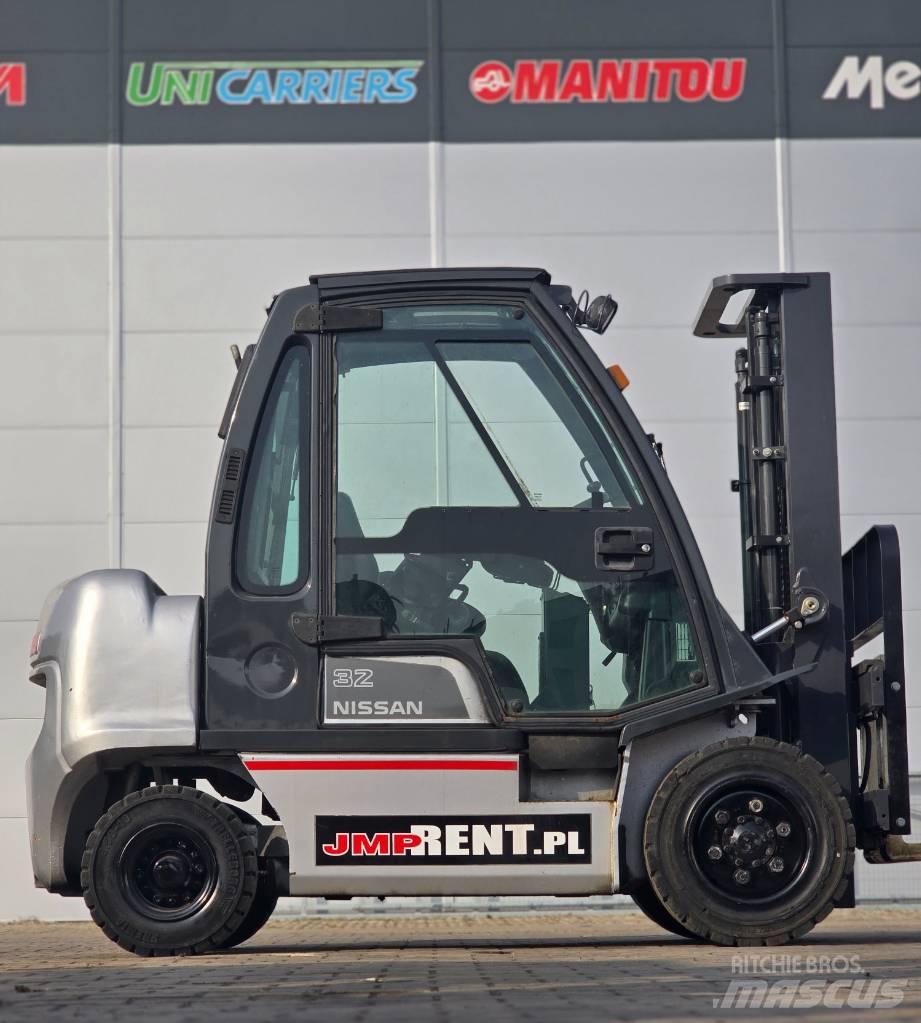 Nissan FGD02 A 32 Q Nestekaasutrukit