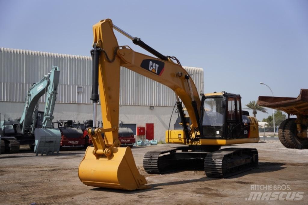 CAT 323D3 Pyöräkaivukoneet