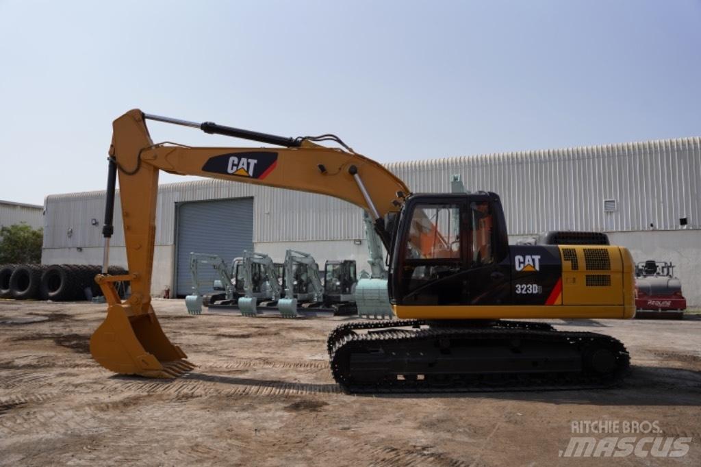 CAT 323D3 Pyöräkaivukoneet