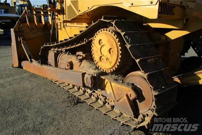 CAT D6R2 Telaketjupuskutraktorit