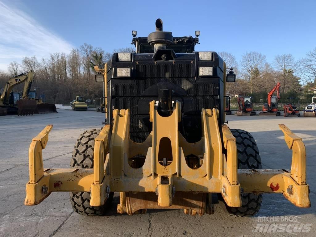CAT 140 M 3 Tiehöylät
