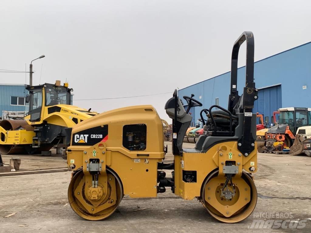 CAT CB 22B Tandemjyrät