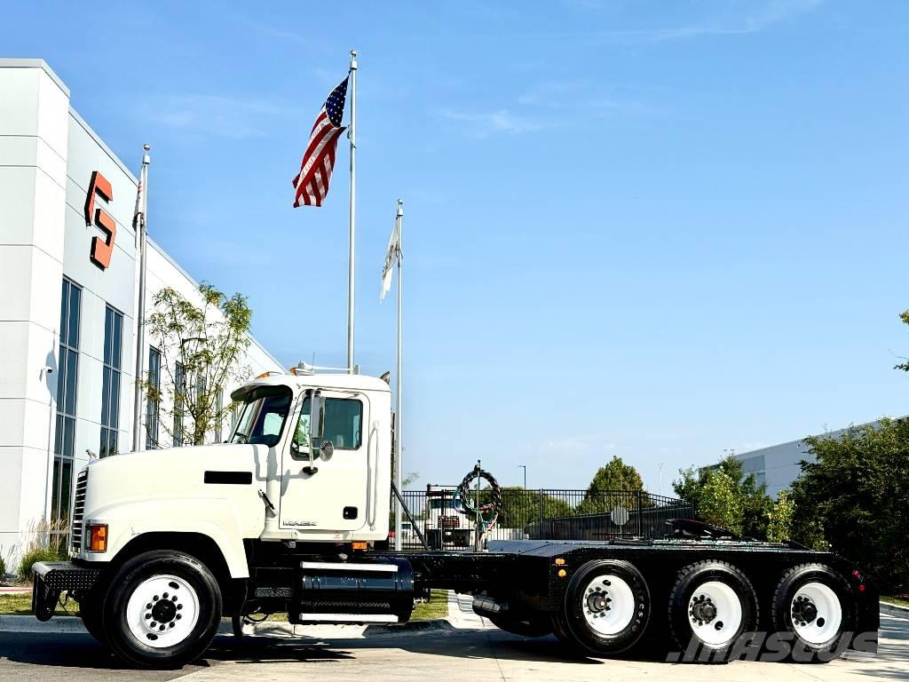 Mack CHU 613 Vetopöytäautot