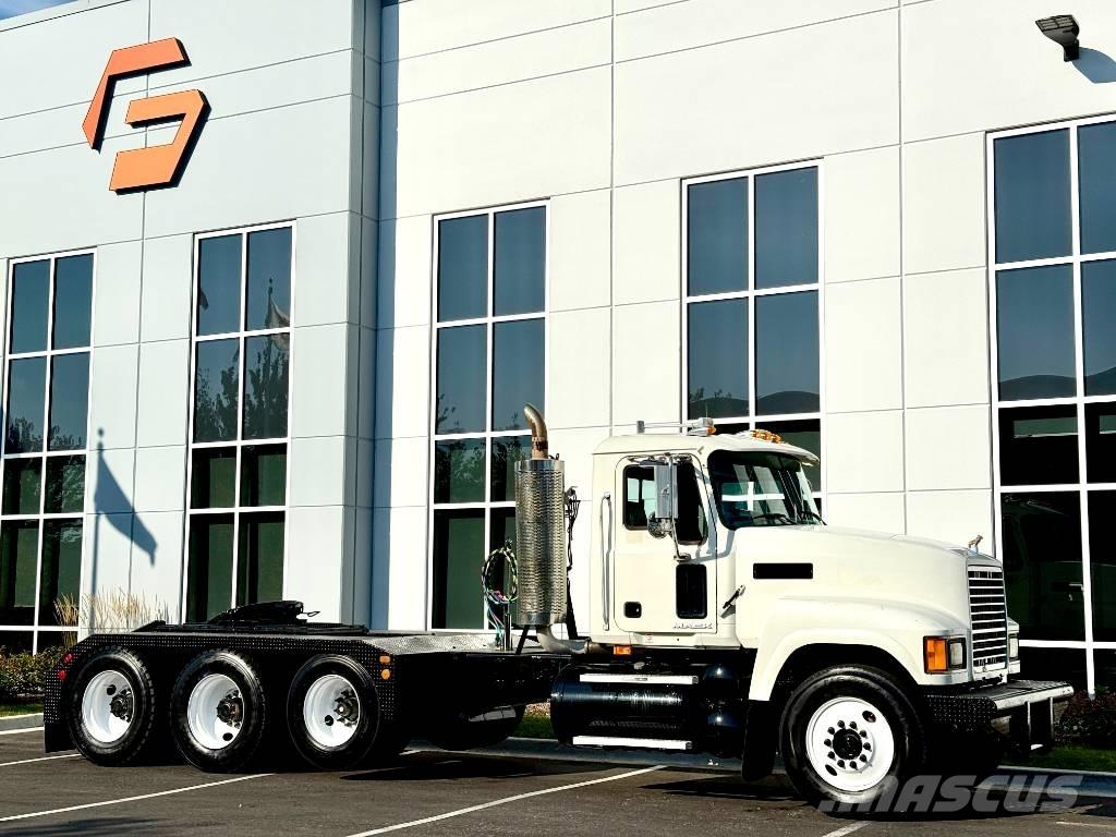 Mack CHU 613 Vetopöytäautot