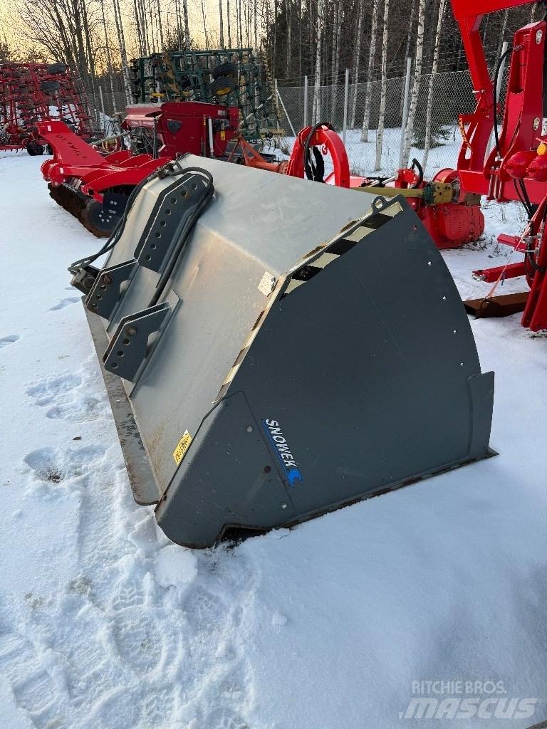 Snowek S2500 Hiekan- ja suolanlevittimet