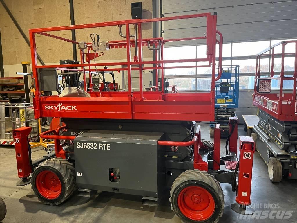 SkyJack SJ 6832 RTE Saksilavat