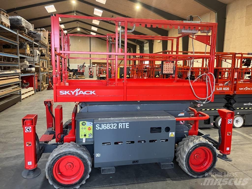 SkyJack SJ 6832 RTE Saksilavat