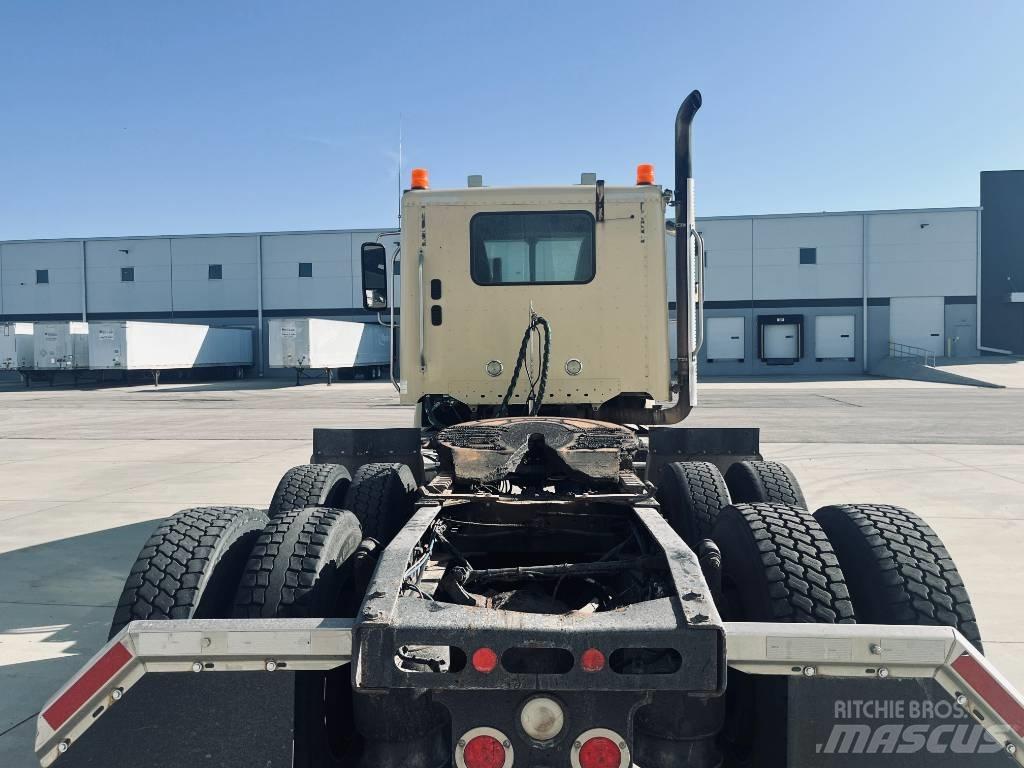 Freightliner 122 SD Vetopöytäautot