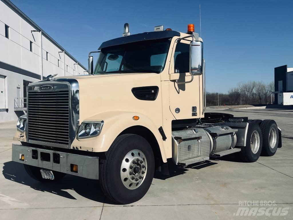 Freightliner 122 SD Vetopöytäautot