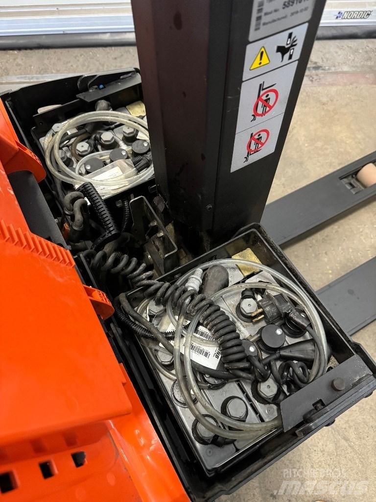 Toyota SWE080L Käyden ajettavat pinoamistrukit